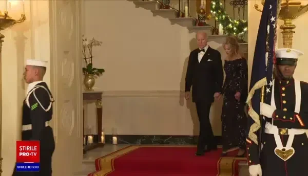 Emmanuel Macron, invitat pentru a doua oară la un dineu la Casa Albă. Ce cadouri și-au făcut primele doamne