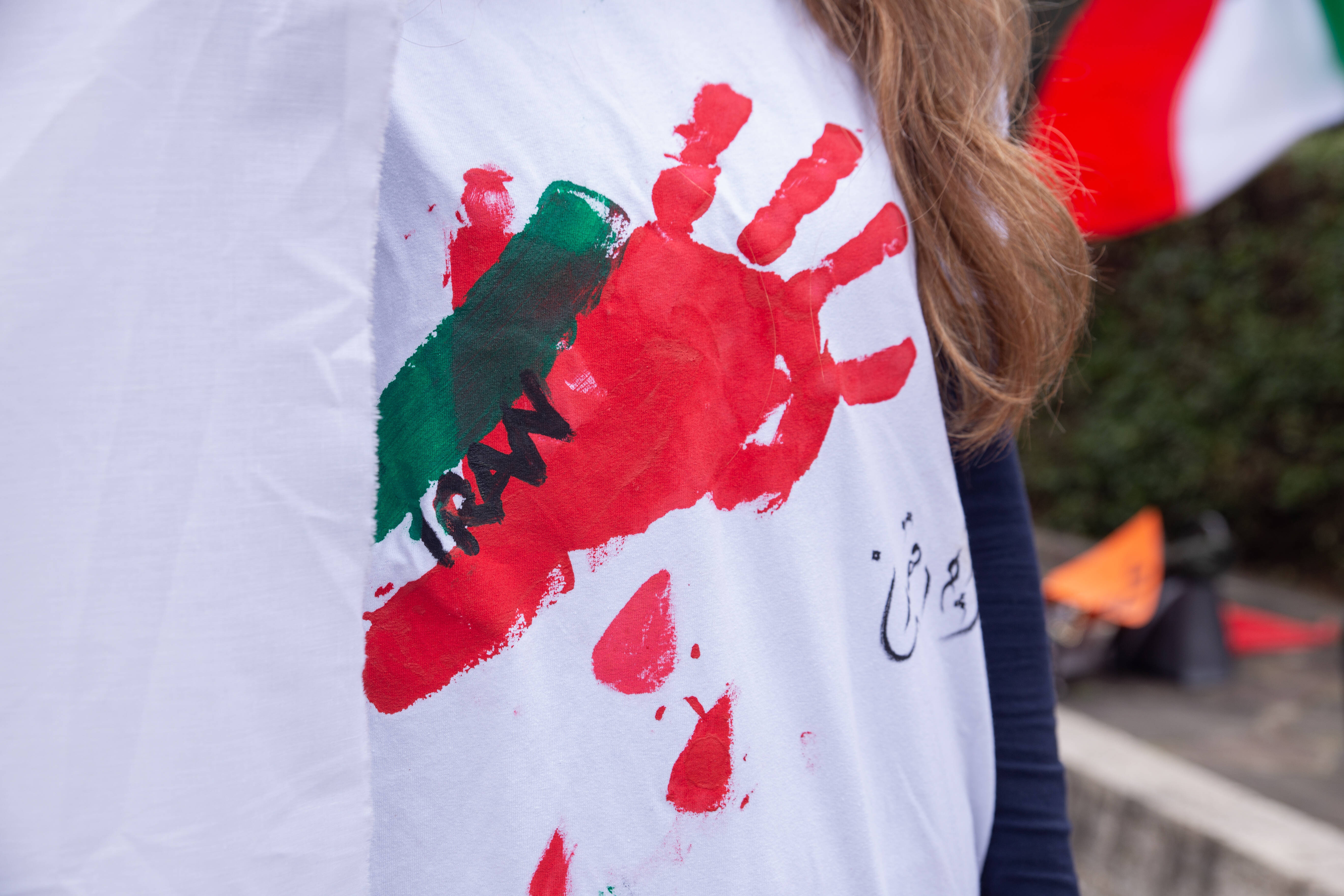 The Guardian: Forţele iraniene trag în feţele şi organele genitale ale protestatarelor, spun medicii