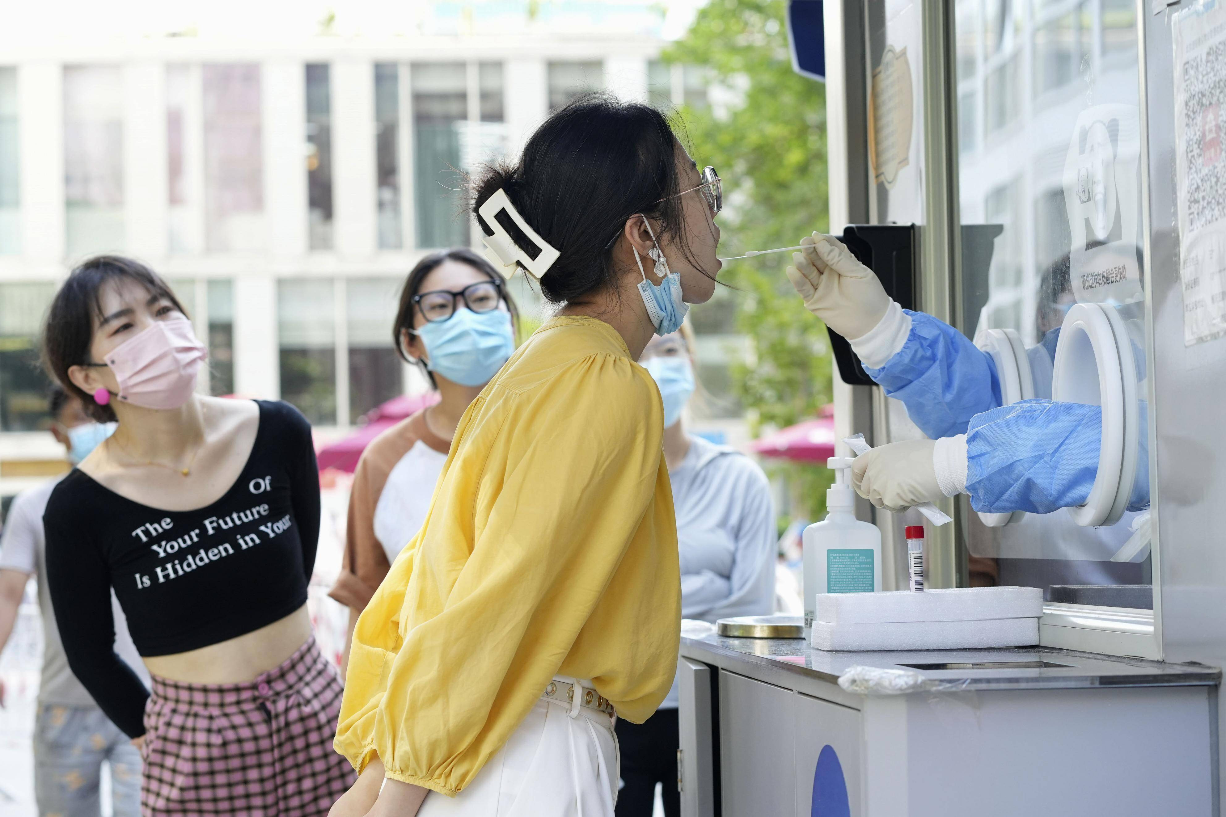 Ridicarea parțială a restricțiilor COVID a ajuns și la Beijing. Cabinele de testare se ridică de pe stradă