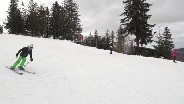 Turiștii se distrează în voie pe pârtiile de la Păltiniș. Stratul de zăpadă este menținut cu ajutorul tunurilor