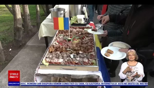 Festin pentru turiștii de la Băile Felix. Oamenii s-au ospătat cât au putut cu bunătăți de porc: ”E un show culinar”