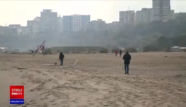 30 de tineri pasionați de sporturi nautice s-au îmbăiat în apa mării. Unul dintre ei a rezistat aproape o oră în valuri