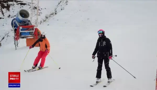 Turiștii se distrează în voie pe pârtiile de la Păltiniș. Stratul de zăpadă este menținut cu ajutorul tunurilor
