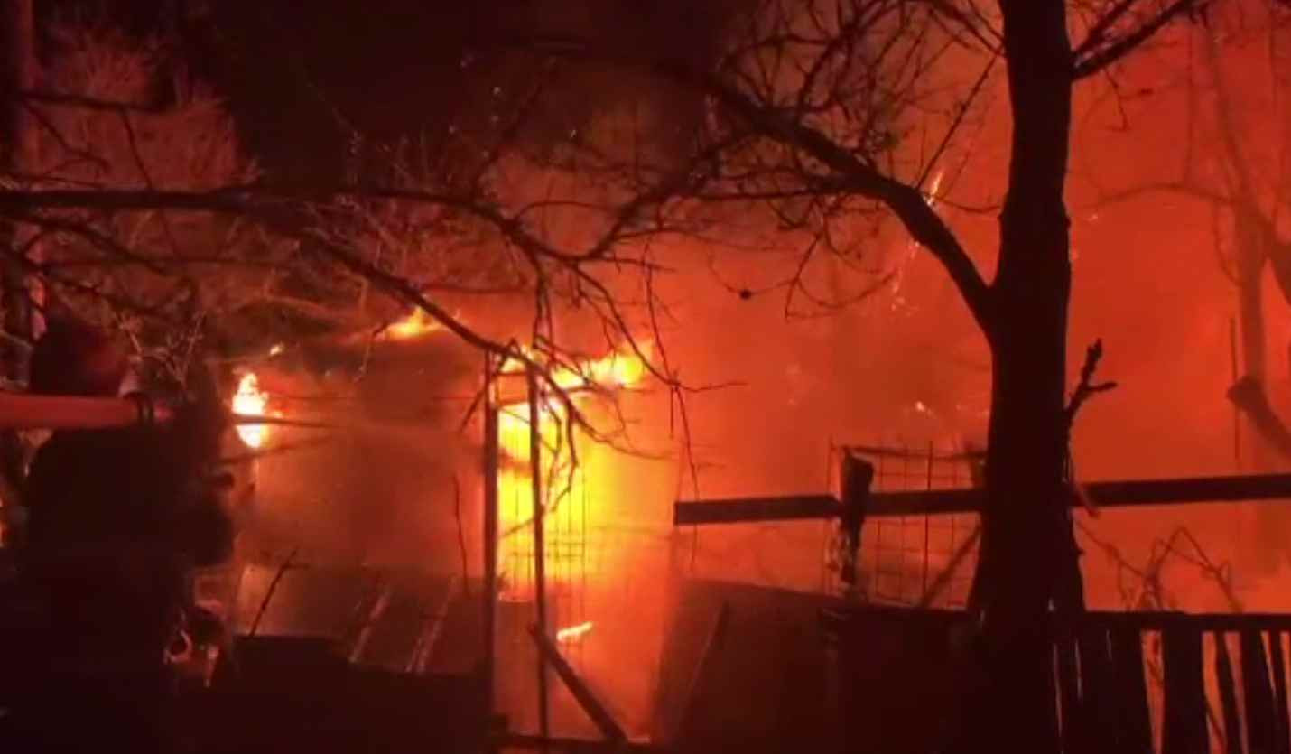 Un incendiu a pus un cartier întreg în pericol, la Tulcea. Pompierii au luptat din greu cu flăcările