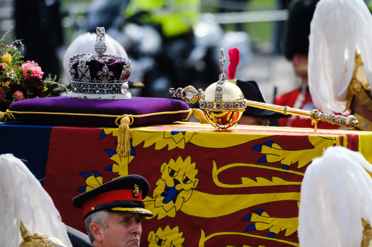 Coroana Sf. Edward, modificată pentru regele Charles al III-lea. Simbolul monarhiei britanice are peste 360 de ani