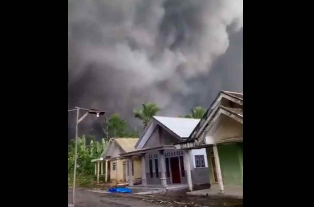 Vulcanul Semeru a erupt, la un an de la ultima tragedie de proporții. Avertismentul specialiștilor | VIDEO