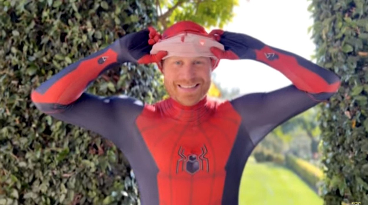Prințul Harry s-a deghizat în Spider-Man pentru copiii care și-au pierdut un părinte în armata britanică VIDEO
