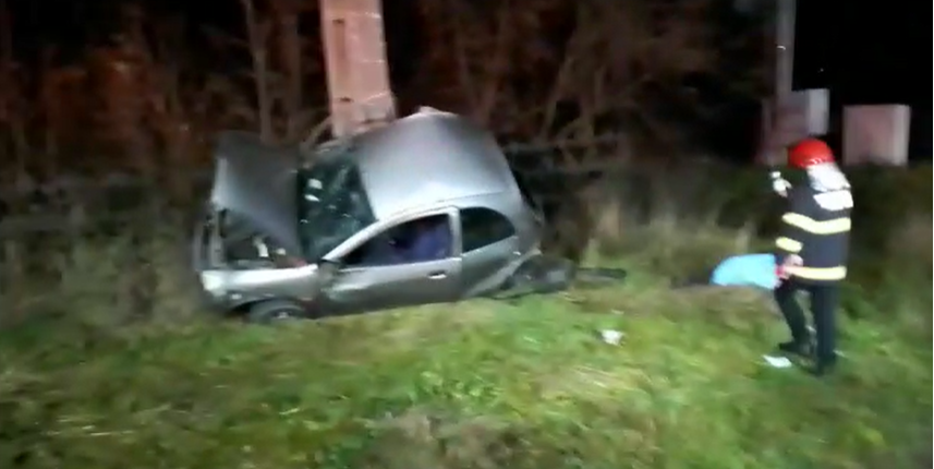 Un adolescent a murit, iar alţi doi sunt răniţi grav după ce maşina condusă de unul dintre ei a intrat într-un cap de pod