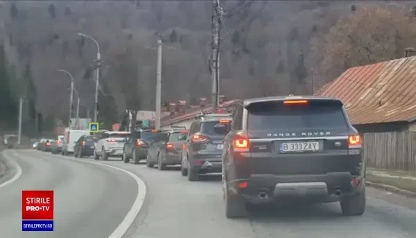 Ultima zi de minivacanță i-a găsit pe turiști în trafic. Pe unele porțiuni de drum s-a circulat și cu 10 km/h