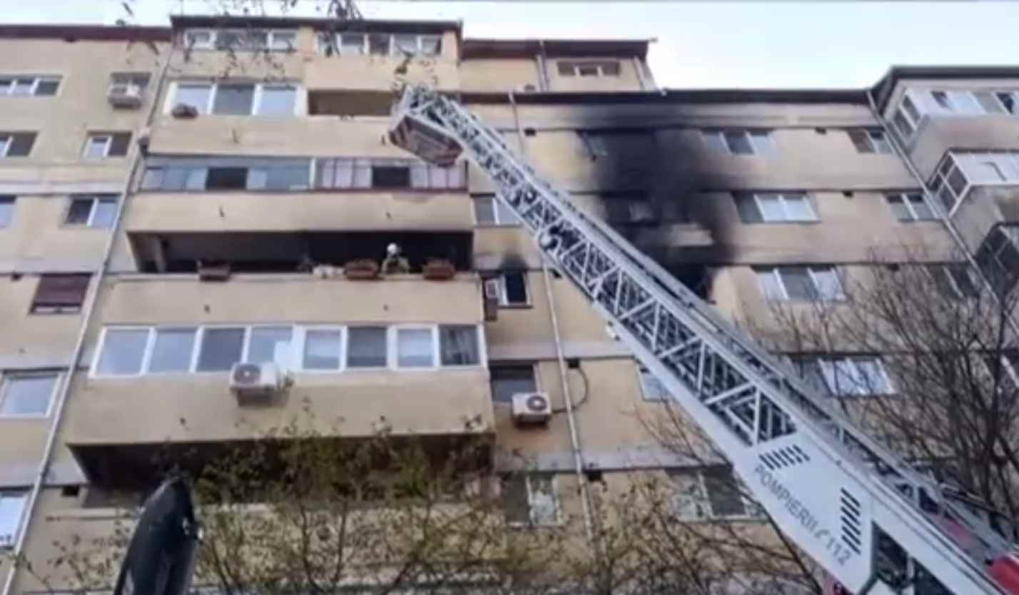 Incendiu dintr-un bloc din Oradea. O femeie, salvată de la moarte de un vecin