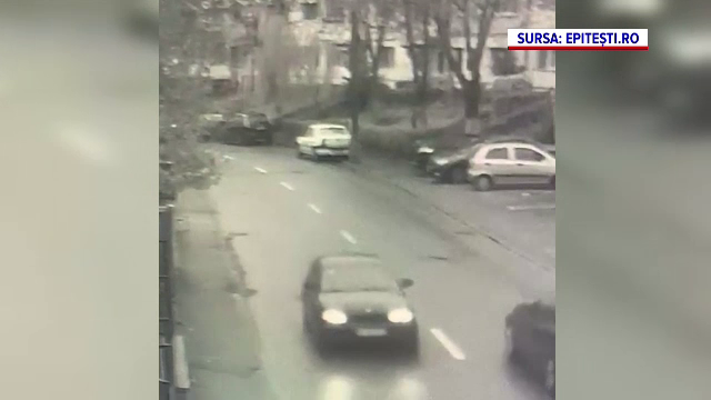 Un bărbat care s-a urcat băut la volan a provocat mai multe accidente în Pitești, chiar sub ochii polițiștilor