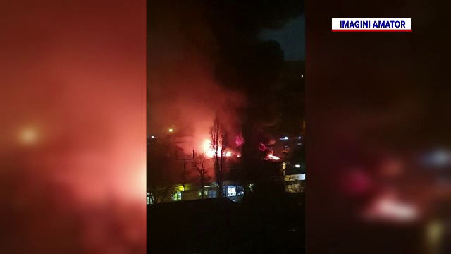 Piața 1 Decembrie din București, mistuită de flăcări. Incendiul ar fi pornit de la niște petarde aruncate de copii