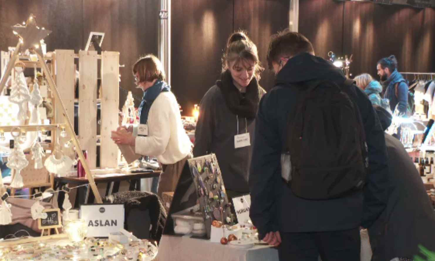 Târgul de Crăciun de la Cluj-Napoca, cu artizani și meșteșugari autentici. Cumpărătorii au fost încântați
