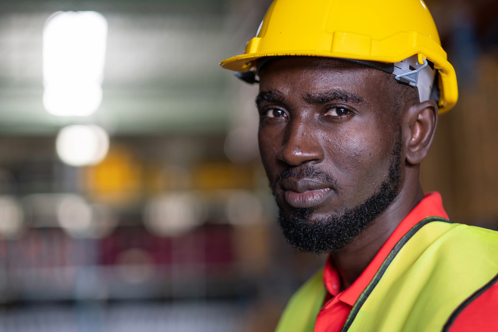 Muncitor marocan cu adidașii rupți, în centrul unui scandal la un magazin din Cluj-Napoca. Povestea a devenit virală