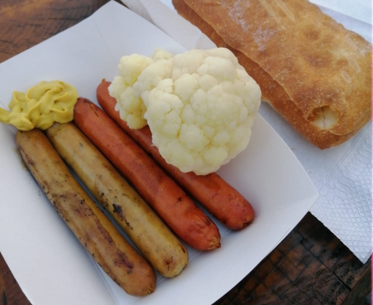 Cât au ajuns să coste patru cârnăciori la Târgul de Crăciun de la Cluj. Turist: „Mi-a stat mâncarea-n gât!”