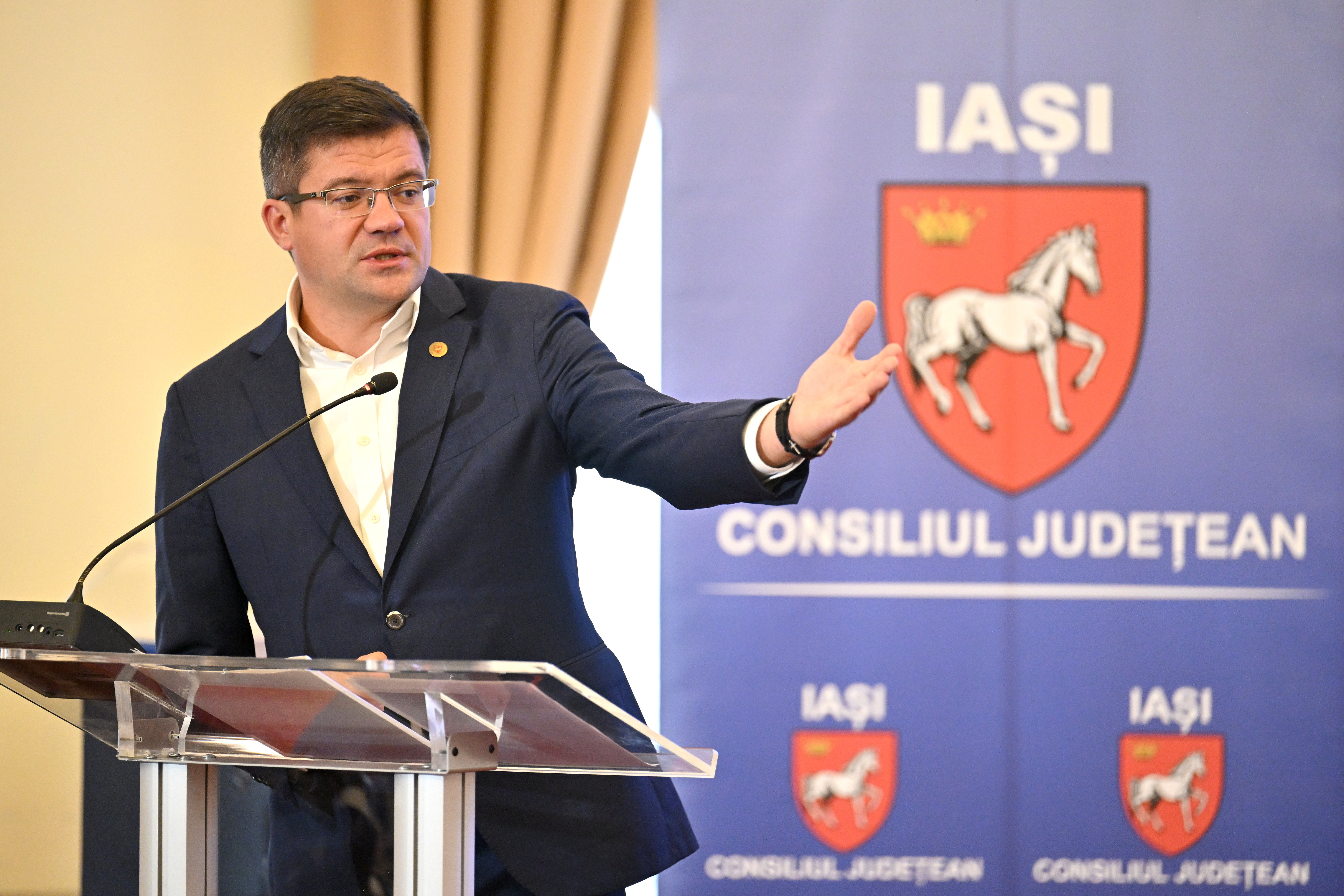 Încă un scandal cu fostul ministru Costel Alexe, de această dată pentru noul terminal al Aeroportului Iaşi. PSD a sesizat DNA