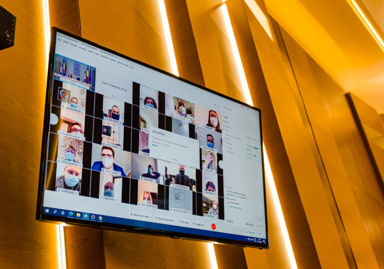 Taxe pentru parcări vs. parc preluat de la SRI. Băluță și Ciucu și-au promovat în „fermoar” două proiecte. Reacția USR