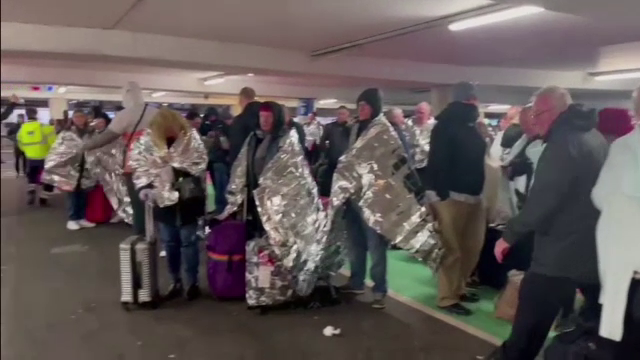 Zeci de români, blocați pe un aeroport din Scoția. Un obiesct suspect a fost găsit într-un bagaj