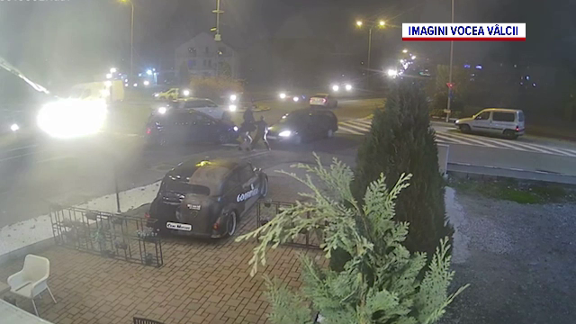 Momentul în care un șofer încearcă să își ucidă tatăl și fratele. I-a lovit cu mașina, pe trotuar. VIDEO