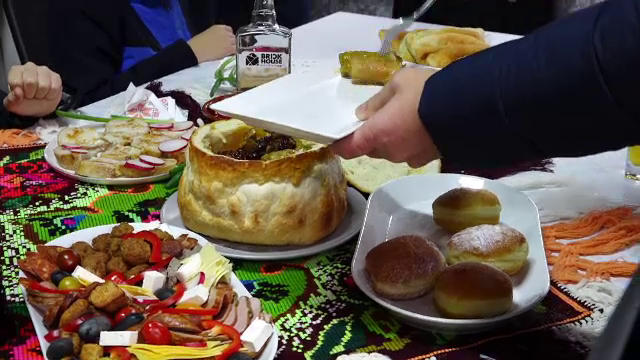 Românii au comandat pentru mesele de sărbători mâncare de pe platforme online. La cât se ridică încasările comercianților