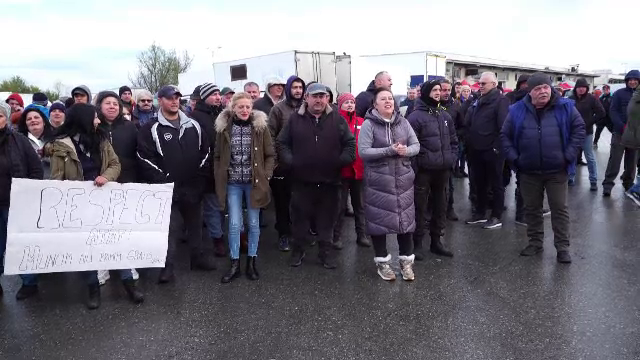 Zeci de comercianți au protestat în Timișoara după ce s-a anunțat că taxa pentru mesele din piețe se va mări cu 20%.