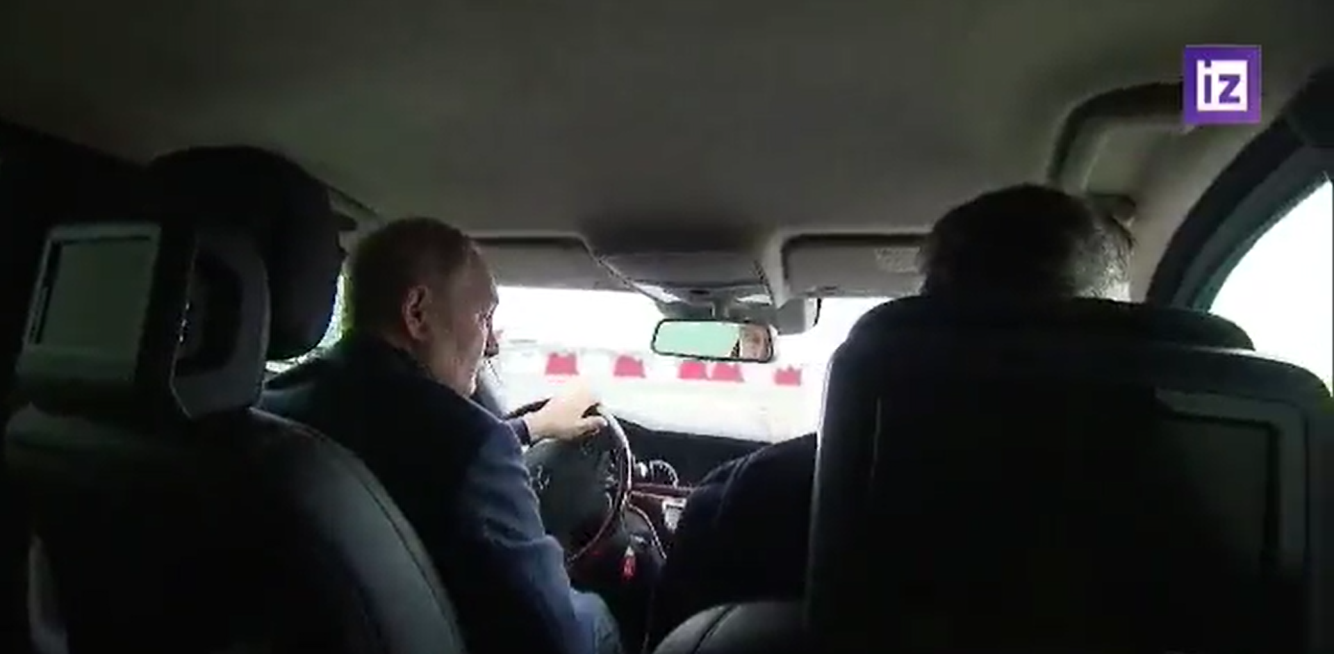 Putin a condus un autoturism pe podul restaurat care leagă Crimeea de Rusia | Video