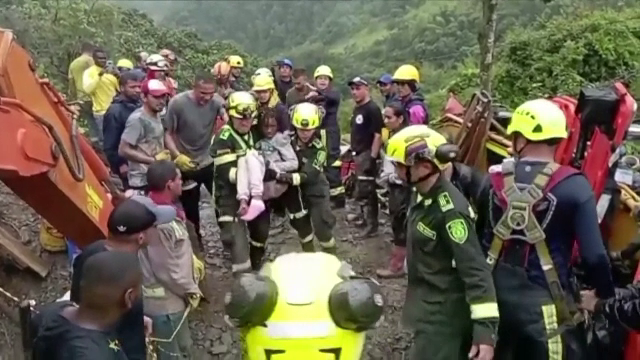 Cel puțin 27 de persoane au murit după ce mai multe vehicule au fost îngropate de alunecările de teren, în Columbia