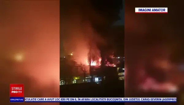 Piața 1 Decembrie din București, mistuită de flăcări. Incendiul ar fi pornit de la niște petarde aruncate de copii