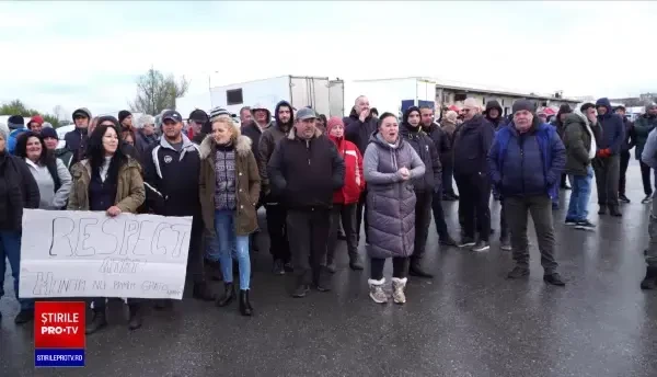 Zeci de comercianți au protestat în Timișoara după ce s-a anunțat că taxa pentru mesele din piețe se va mări cu 20%.