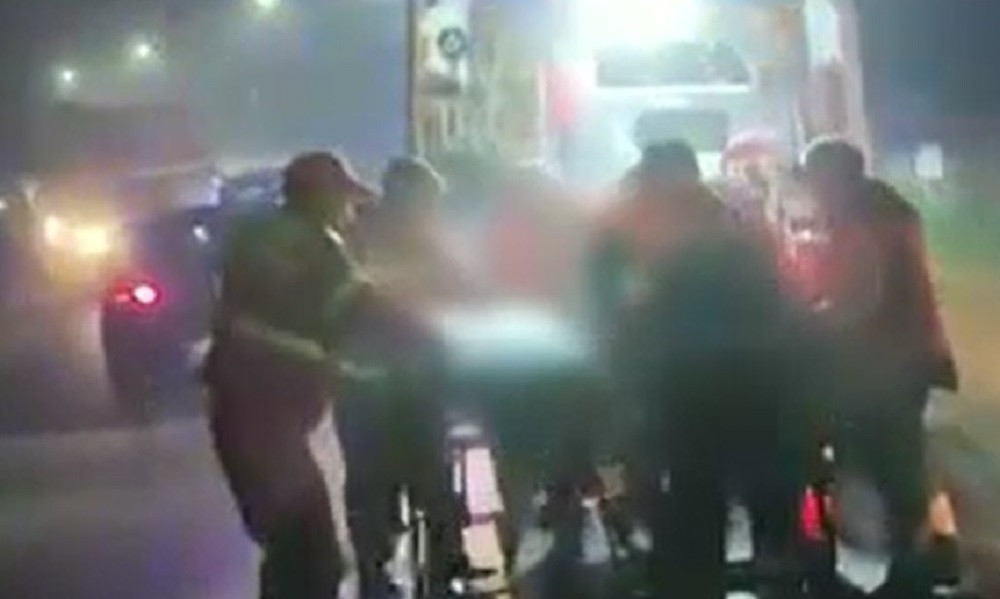 Accident pe DN 71. O tânără de 23 de ani a ajuns la spital, după ce autoturismul în care se afla a fost lovit de un bolid