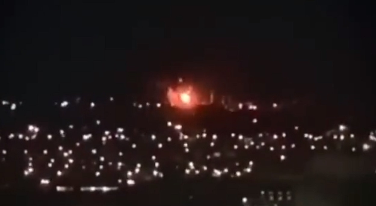 Atac cu dronă asupra unui aerodrom din regiunea rusă Kursk. La fața locului a izbucnit un incendiu puternic | VIDEO