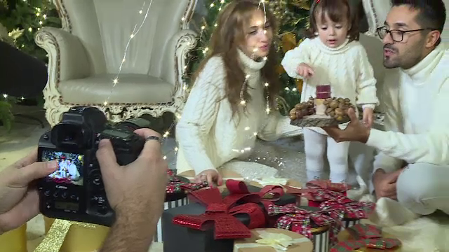 Românii stau la coadă să-și facă poze de familie de 1.500 de lei. Fotografii nu mai fac față comenzilor