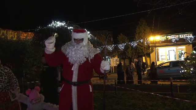 Sute de copii i-au cântat lui Moș Nicolae, la Sângeorgiu de Mureș. Ce cadouri au primit