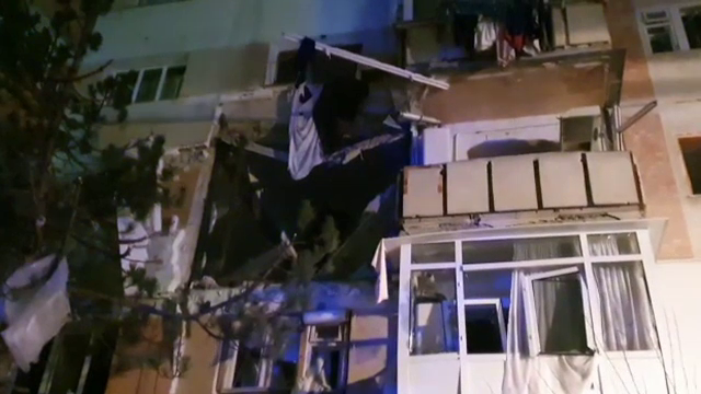 Imagini cu explozia din Suceava. Momentul în care un bărbat este aruncat în stradă, de la etajul doi