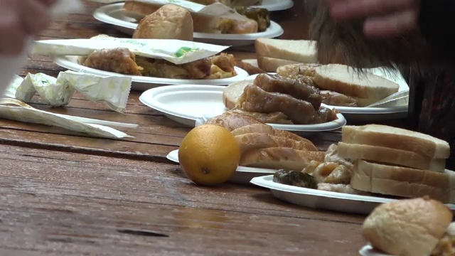 Mii de oameni s-au închinat la moaștele Sfântului Nicolae, la Brăila. Credincioșii au fost serviți cu sarmale de post