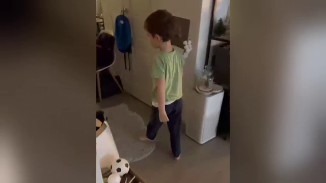 Reacția surprinzătoare a unui copil când a văzut cadourile de la Moș Nicolae: „Atâtea jucării, this is boring!”