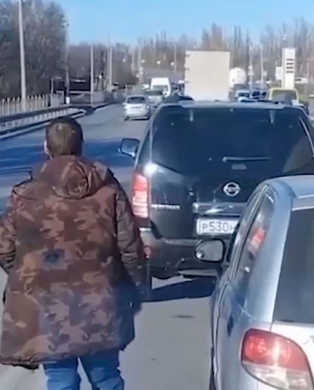 Un bărbat în camuflaj a deschis focul asupra polițiștilor, în Rusia. Orașul a fost plasat în lockdown