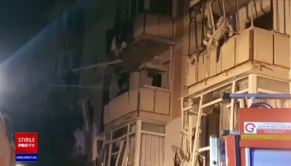 Imagini cu explozia din Suceava. Momentul în care un bărbat este aruncat în stradă, de la etajul doi