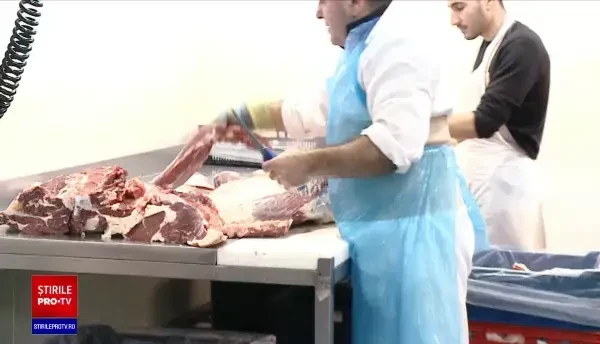 Piața muncii duce lipsă de măcelari chiar înainte de sărbători. Cei care știu meserie preferă să lucreze în străinătate