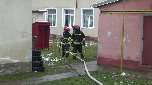 Incendiu la o școală din Bacău. În clădire se aflau peste 200 de copii și profesori