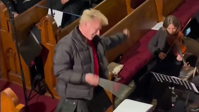 Ce a făcut un bărbat care a câștigat la tombolă dreptul de a dirija orchestra din New York