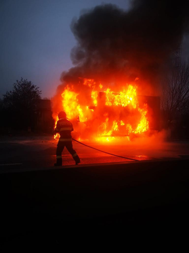 Autoutilitară încărcată cu carne, în flăcări. Incendiu de proporții într-o comună din Prahova | FOTO