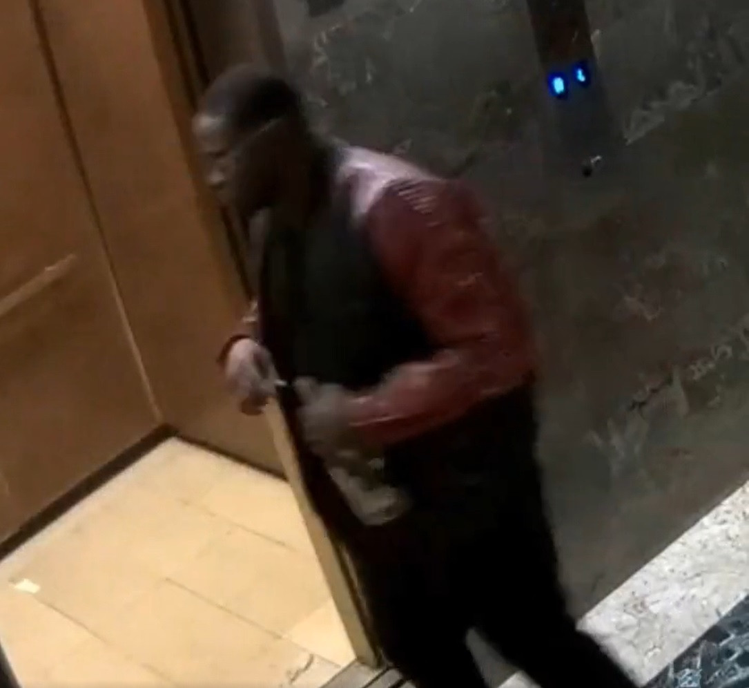 Un bărbat a fost ucis în fața familiei sale după ce a ținut ușa de la lift pentru un grup de femei