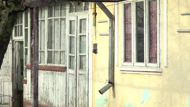 Un bărbat din Iași și-a terorizat soția și copiii. A turnat benzină pe fereastra camerei în care dormeau și a dat foc