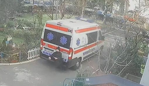 Momentul șocant în care o bătrână este lovită din plin de o ambulanță al cărei șofer nu a observat-o când dădea cu spatele