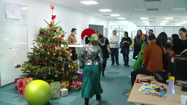 Salarii mai mari și prime generoase la final de an pentru angajații români. Anul viitor se anunță greu pentru piața muncii