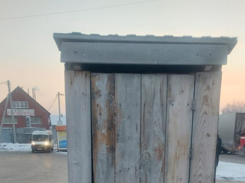 Un politician rus se laudă că autoritățile au reparat o toaletă publică din lemn: A fost spălată și dezinfectată. FOTO