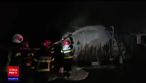 Explozie la un rezervor de carburant. Pompierii s-au luptat pentru a stinge incendiul | FOTO
