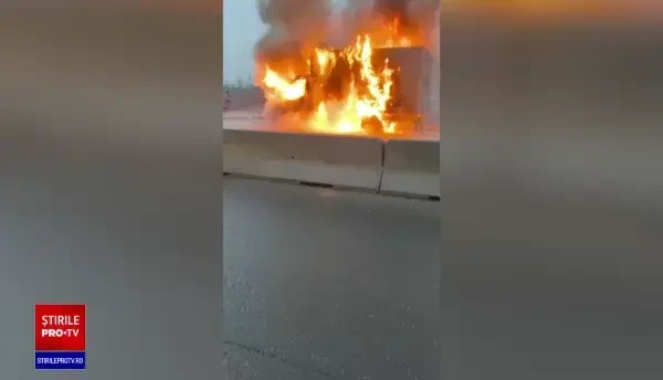 Autoutilitară încărcată cu carne, în flăcări. Incendiu de proporții într-o comună din Prahova | FOTO