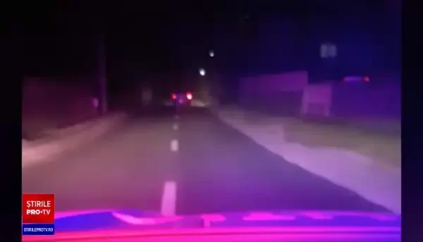 Urmărire cu focuri de armă în Dâmbovița. Trei bărbați au aruncat cu pietre în polițiști și i-au amenințat cu un topor